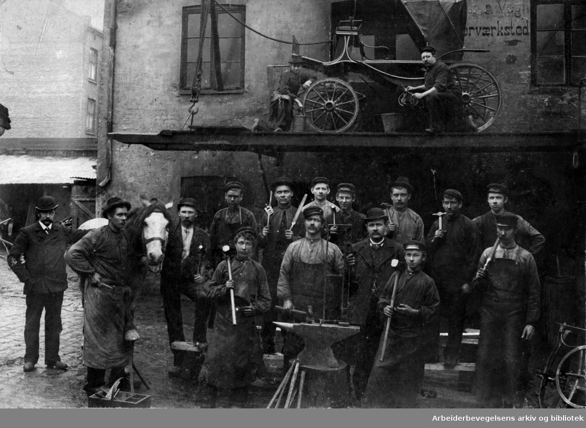 En gruppe vognsmeder og hovslagere hos firmaet Fjeld i Nordbygata, .1898