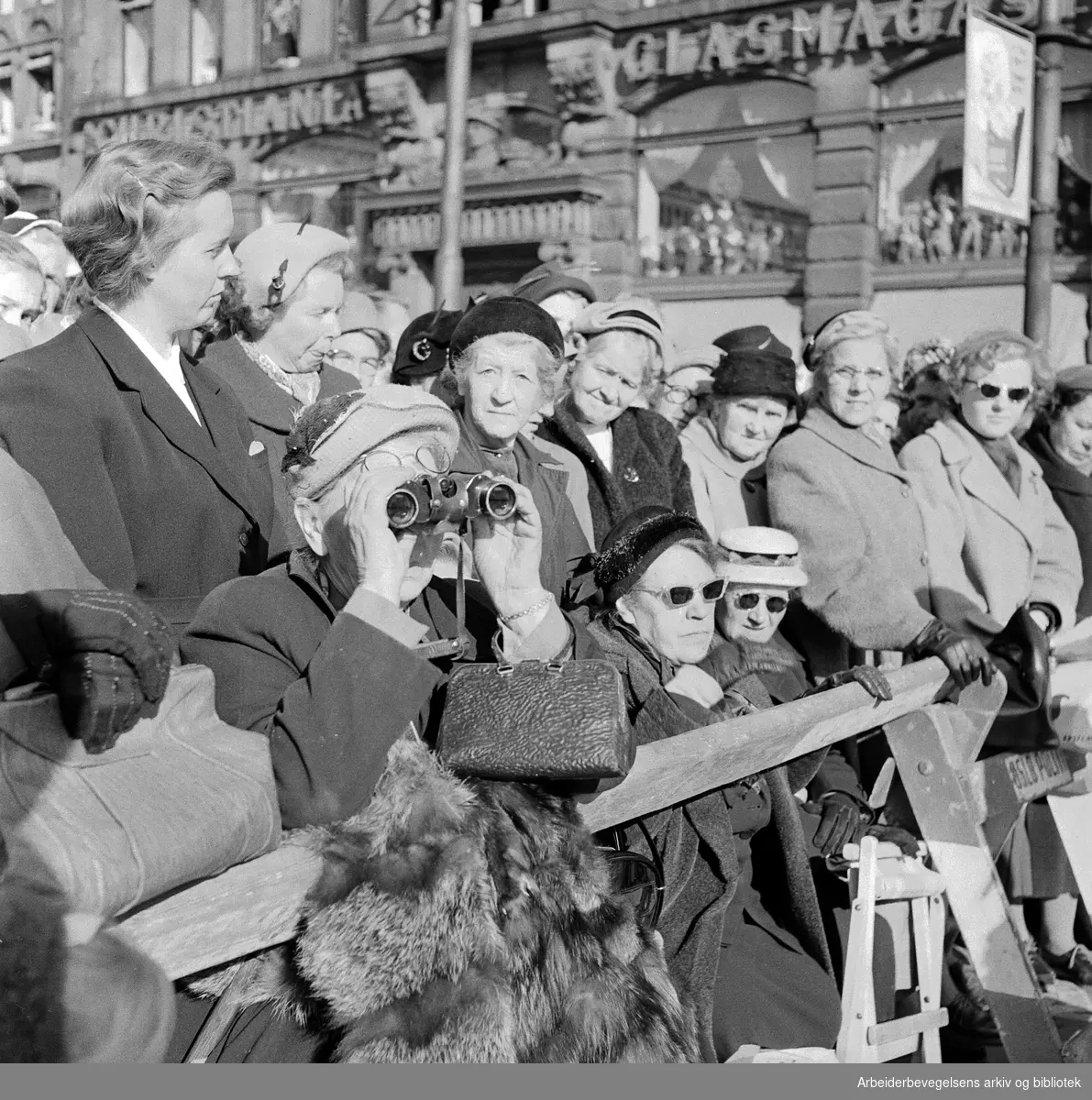 Kong Haakon VIIs gravferd..Publikum på Stortorget,.oktober 1957