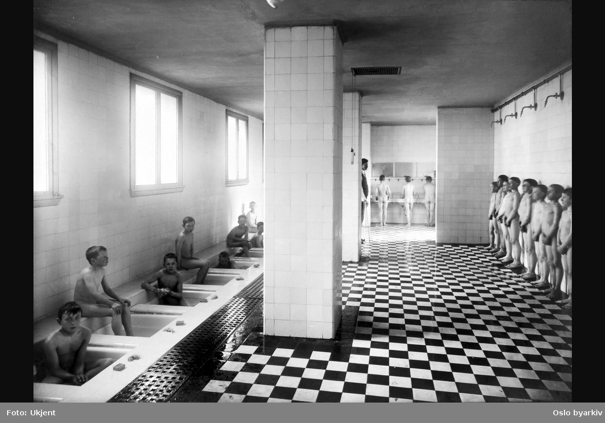 Dusj, bad, gutter som bader og dusjer, kroppsvask. Herslebs skole 1922 (albumtittel)