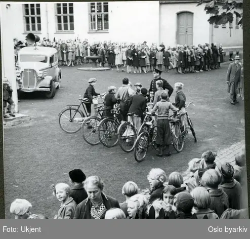 Elever og lærere i skolegården. Elever med sykkler. Trafikkopplæring. Albumtittel: "Sofienberg skole femti år - første september 1933."