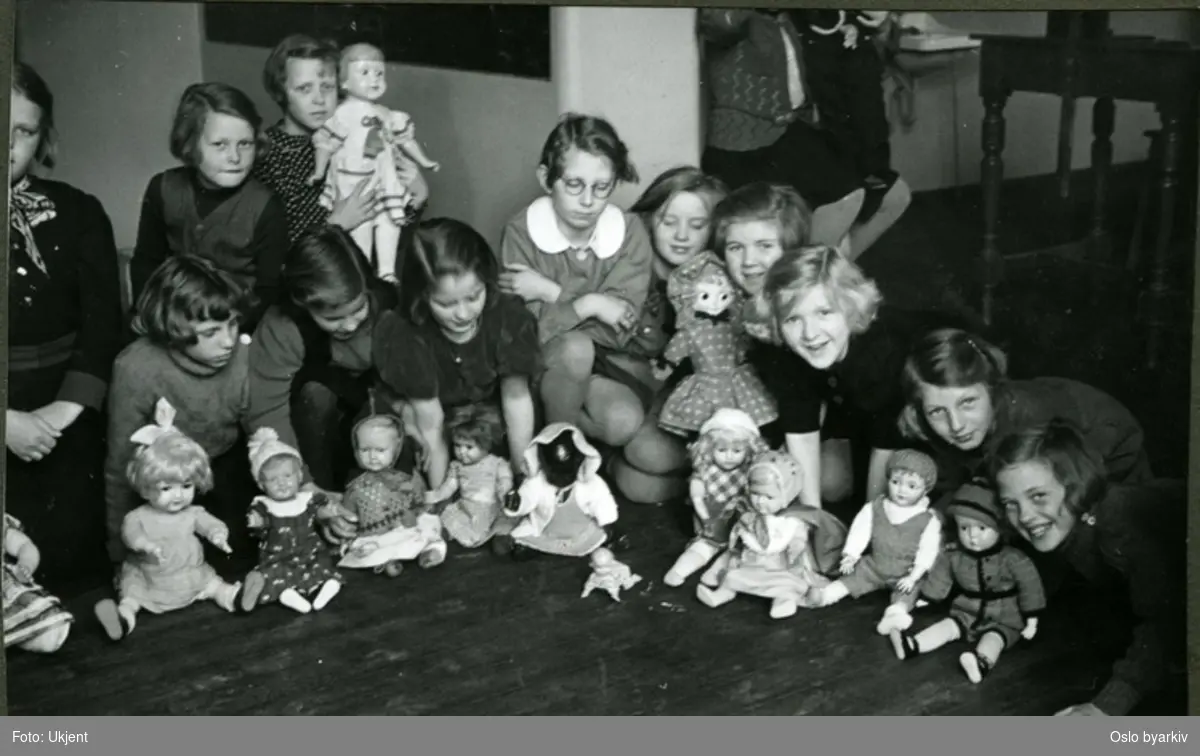 Jenter som viser fram sine dukker. Albumtittel: "Sofienberg skole femti år - første september 1933."