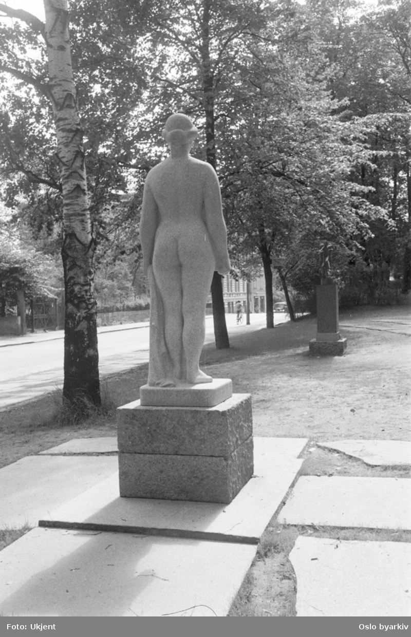 Kvinneskulptur (sett bakfra) i midlertidig skulpturpark (utstilling) ved Kunsnernes hus i Slottsparken. Wergelandsveien.