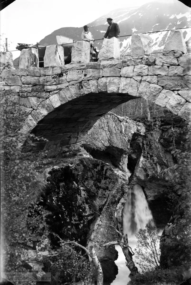 Gudbrandsbroen i Valldal. .(dette bildet er brukt i albumet 654)