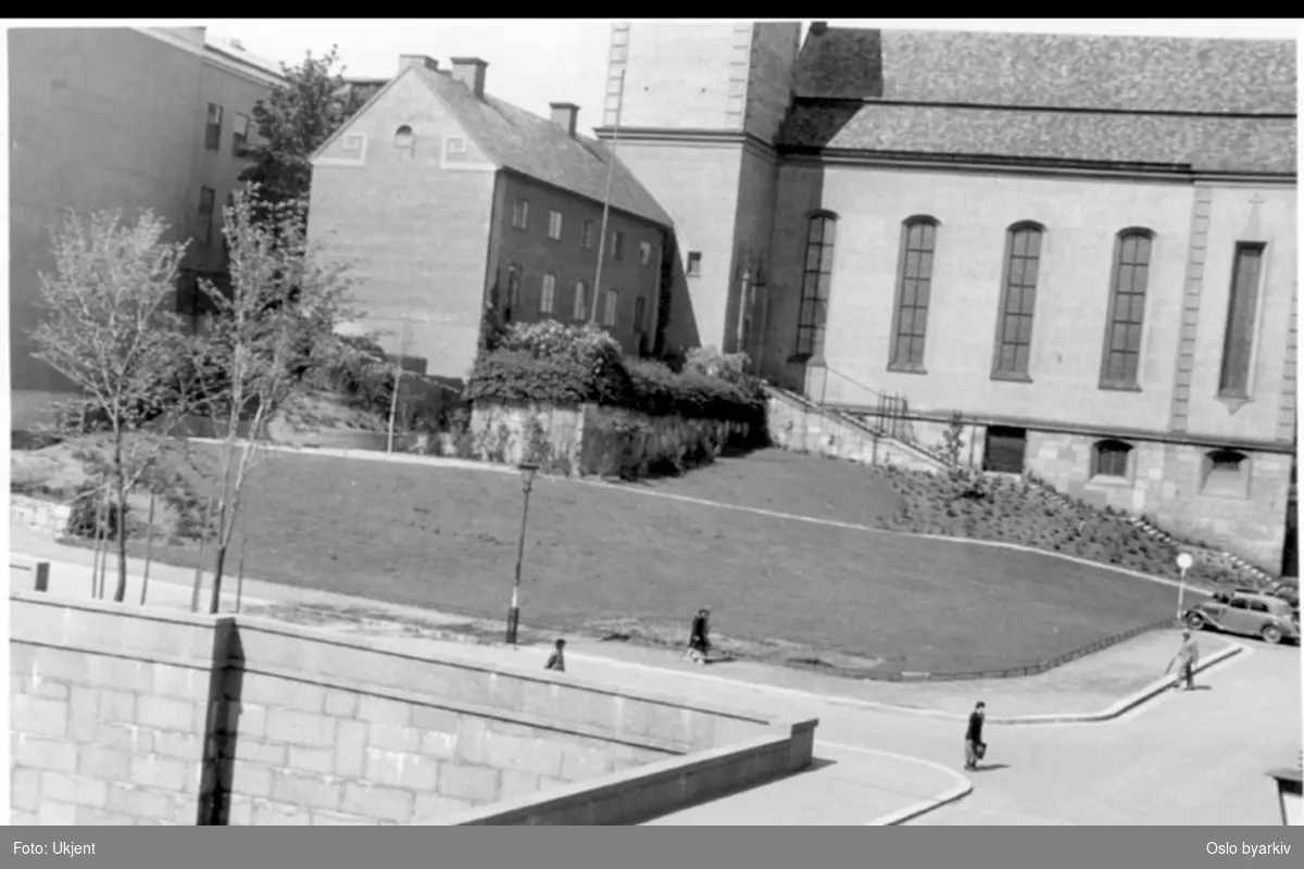 Margaretakyrkan og Deichmanske bibliotek (venstre hjørne) med grøntområdet foran kirken før utvidelsen av bibliotekets østfløy. Murfasade ned til Henrik Ibsens gate (nå Hammersborggata) med skjæring under Grubbegata (1920-30 årene endte Grubbegata ved Hospitalsgata).
