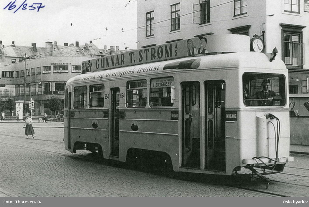 Oslo Sporveier, Høkatrikk 654 tilhengervogn, linje 1 til Briskeby i Slemdalsveien/Valkyriegata. Vinkeltorget i bakgrunnen, og Majorstuhuset til høyre. Reklame for Gunnar T. Strøm AS. Fotografert den 16. august 1957.
