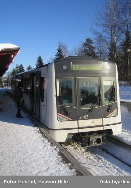 Oslo Sporveier. Nyeste T-banevogntype, M3000, vogn 3102 i butten på linje 2, Østerås-Ellingsrudåsen. Snø.