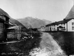 Bustadhusa i Oppigard. Sjå Albumblad fra Eikesdal 1983. Orgi