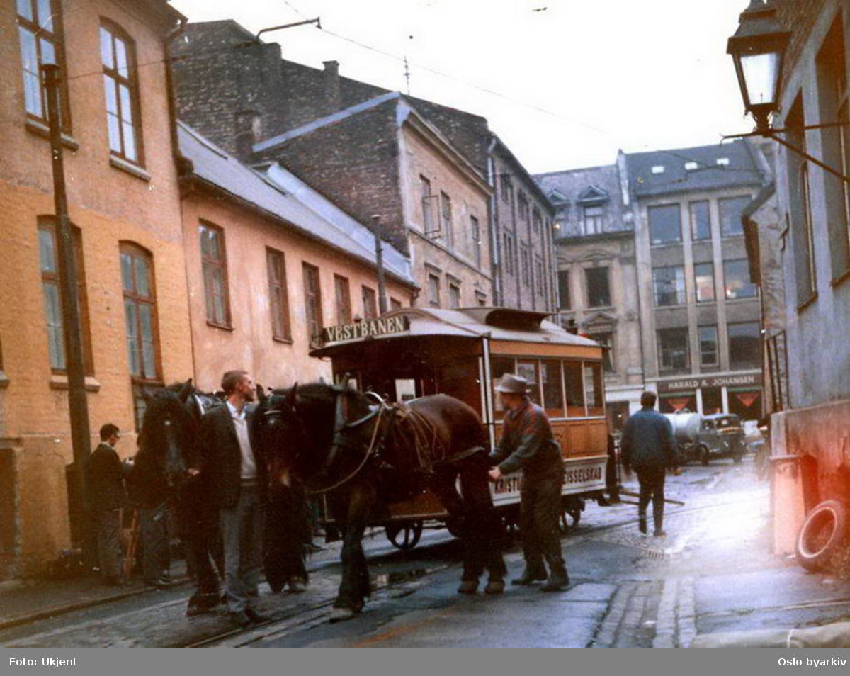 Oslo Sporveier. Hestesporvogn nr. 6 under filmopptak av filmen "Sult". Scenen med hestesporvogna ble tatt opp i Lambertseterbanens vendesløyfe i Vognmannsgata, som på den tida kun ble brukt av ekstravogner i rushtida.