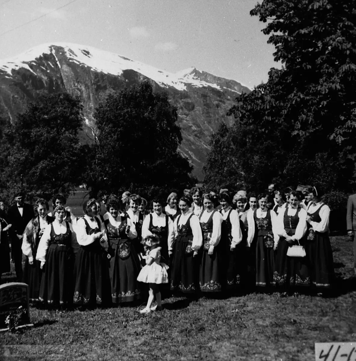 Bra bryllupet til Marit og Halvor Reitan 30.06.1962..Bildet er tatt ved Eikesdal kyrkje, men brudeparet (som ikkje er med på bildet) budde på gnr. 79/1.