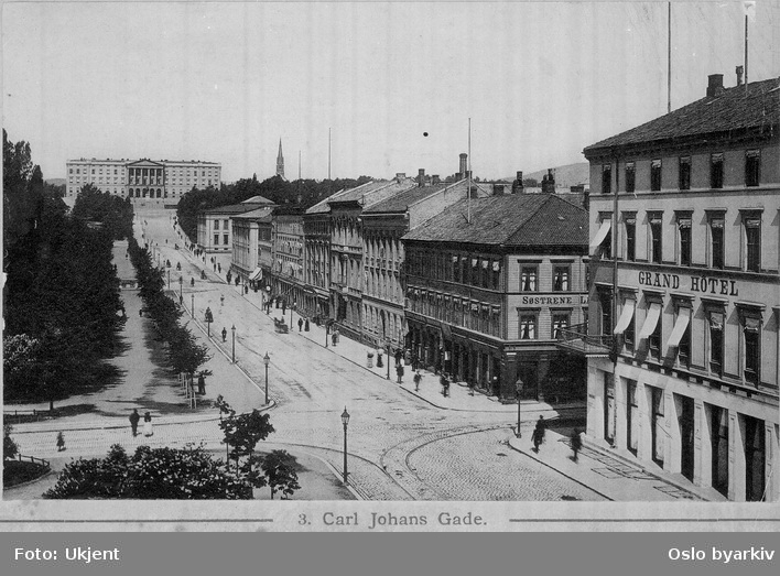 Karl Johans gate fra Grand Hotel til Slottet. Eidsvolls plass, Søstrene Larsens privathotel ved hjørnet mot Rosenkrantz' gate (ny forretningsgård oppført her 1899), spaserende. Postkort 3.