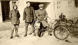 Motorsykler og sjåfører. Anders Wilhelm Nielsen til høyre, F