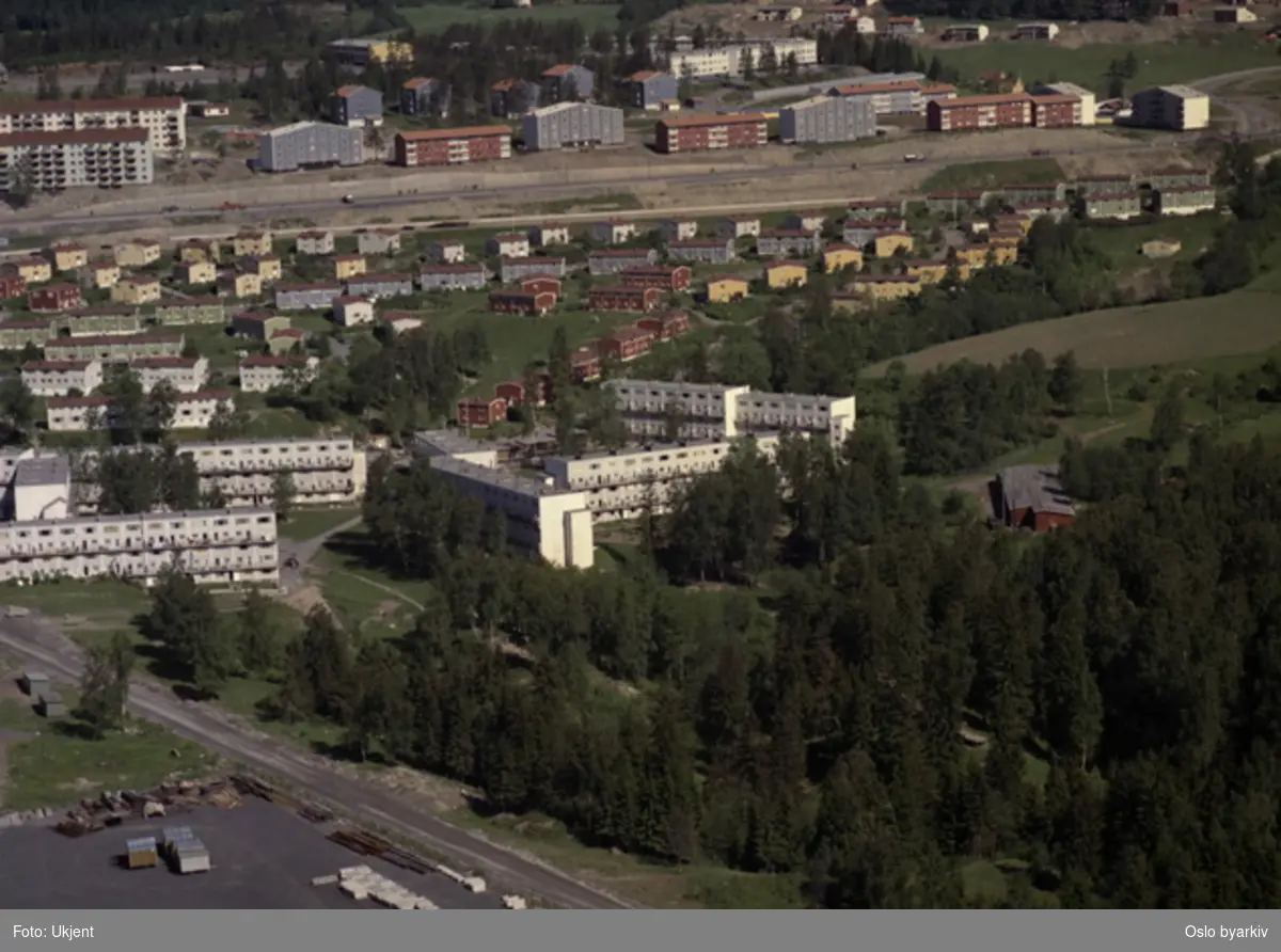 Drabantby - boligblokker og småhusbebyggelse Veitvet. Sletteløkka og Rødtvet. (Flyfoto)