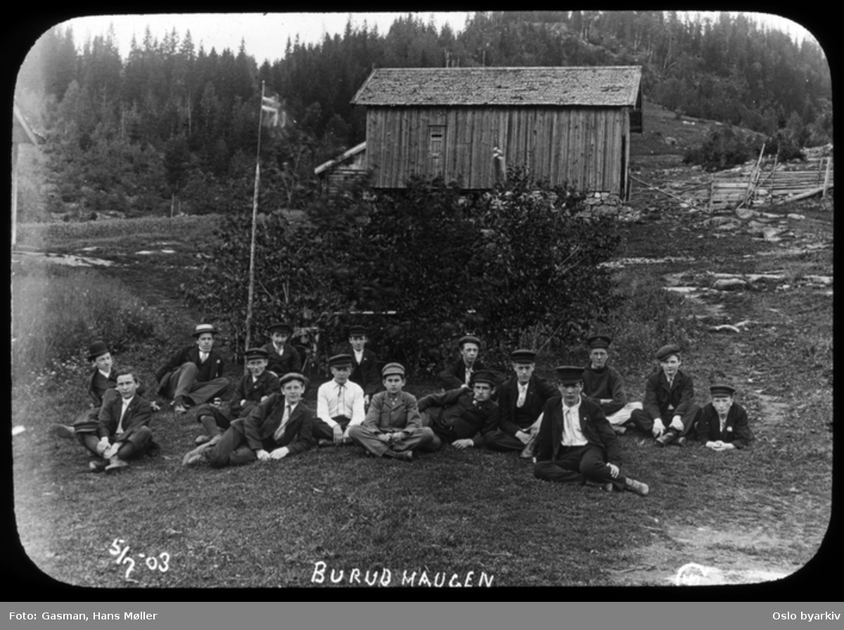 En gruppe menn og ungdommer poserer for fotografenved Burum i Bærum, 5. juli 1903
