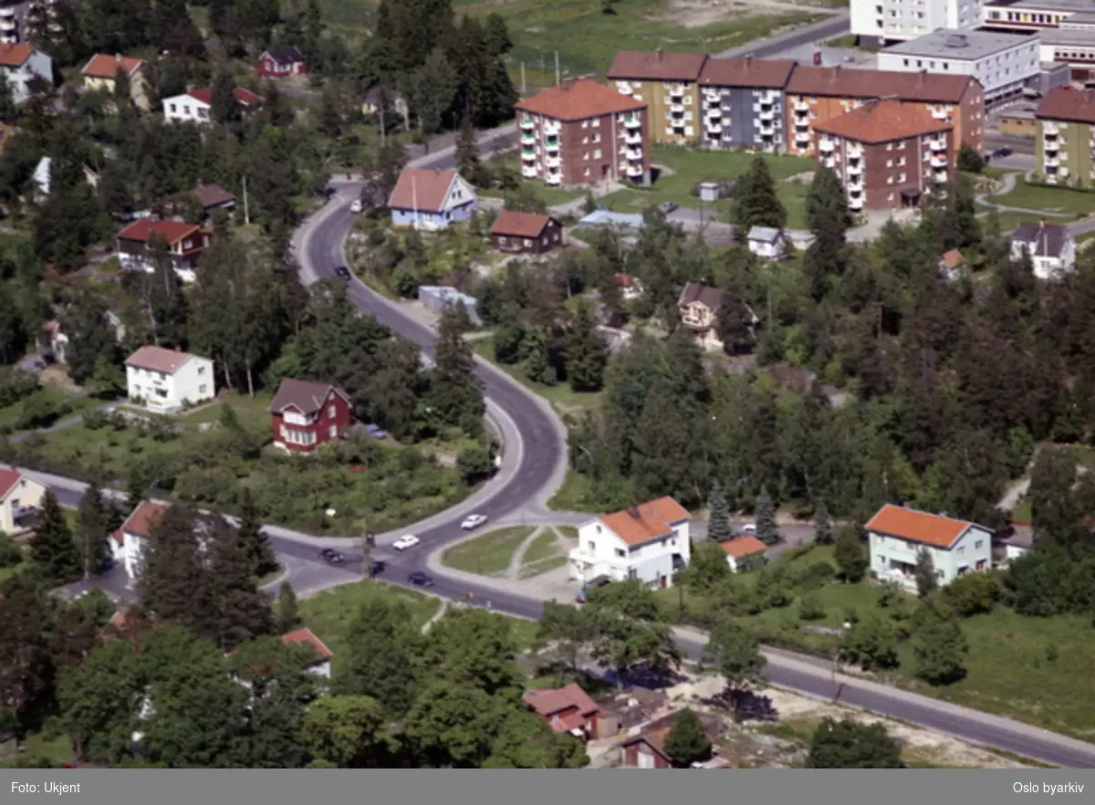 Radarveien med boligblokker og Lambertseter senter i bakgrunnen. Lambertseterveien, Hellinga og Oberts Rodes vei i forgrunnen. (Flyfoto)