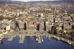 Råduset med Rådusplassen i front. Olav V`s gate til venstre 