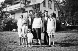 Familiebilde på Nygård i Ranvika: ..