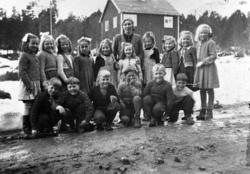 Klassebilde Raudsand skole m/lærerinne Karen Frøysa. Småskol
