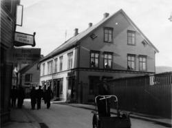 A.Lønseth sin forretning i Storgata som brant april 1940. Ma
