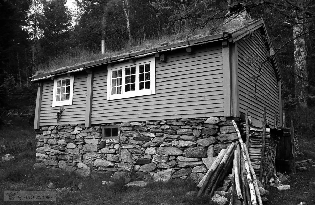 Nakken, Breivkstranda, Rauma. Huset er truleg bygd 1847. Om Nakken, sjå Bjørn Austigards feltbok 1982 side 57...
