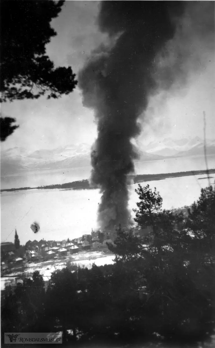 Molde i ruiner sett fra nord..Molde bombes. april 1940