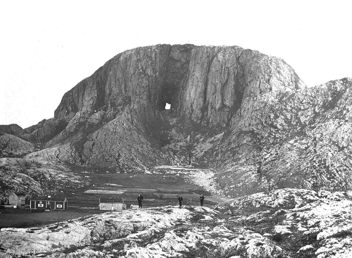 Torghatten (258 moh.) er et fjell på øya Torget sørvest i Brønnøy kommune. Fjellet er kjent for sitt karakteristiske hull, som går tvers gjennom fjellet. Dette hullet, som er 160 meter langt, 35 meter høyt, og 20 meter bredt, ble skapt under istiden. Is og vann gravde møysommelig i de løse bergartene, mens de hardere bergartene i fjellets topp stod imot. Gangturen opp til hullet skjer på en godt opparbeidet sti, og tar rundt 20 minutter..Fjellet har fått sitt navn etter sin beliggenhet på øya Torget (Torg-) og at det kan minne om en fasong som en hatt(-hatten), altså Torghatten. Torghatten er med i sagnet om De syv søstre..6. mai 1988 skjedde den såkalte «Torghatten-ulykken», da et Dash 7-fly fra Widerøe styrtet i fjellet på vei fra Namsos til Brønnøysund. Alle de 36 i flyet omkom, noe som gjør dette til en av de verste ulykkene i norsk sivil luftfart (2004).
