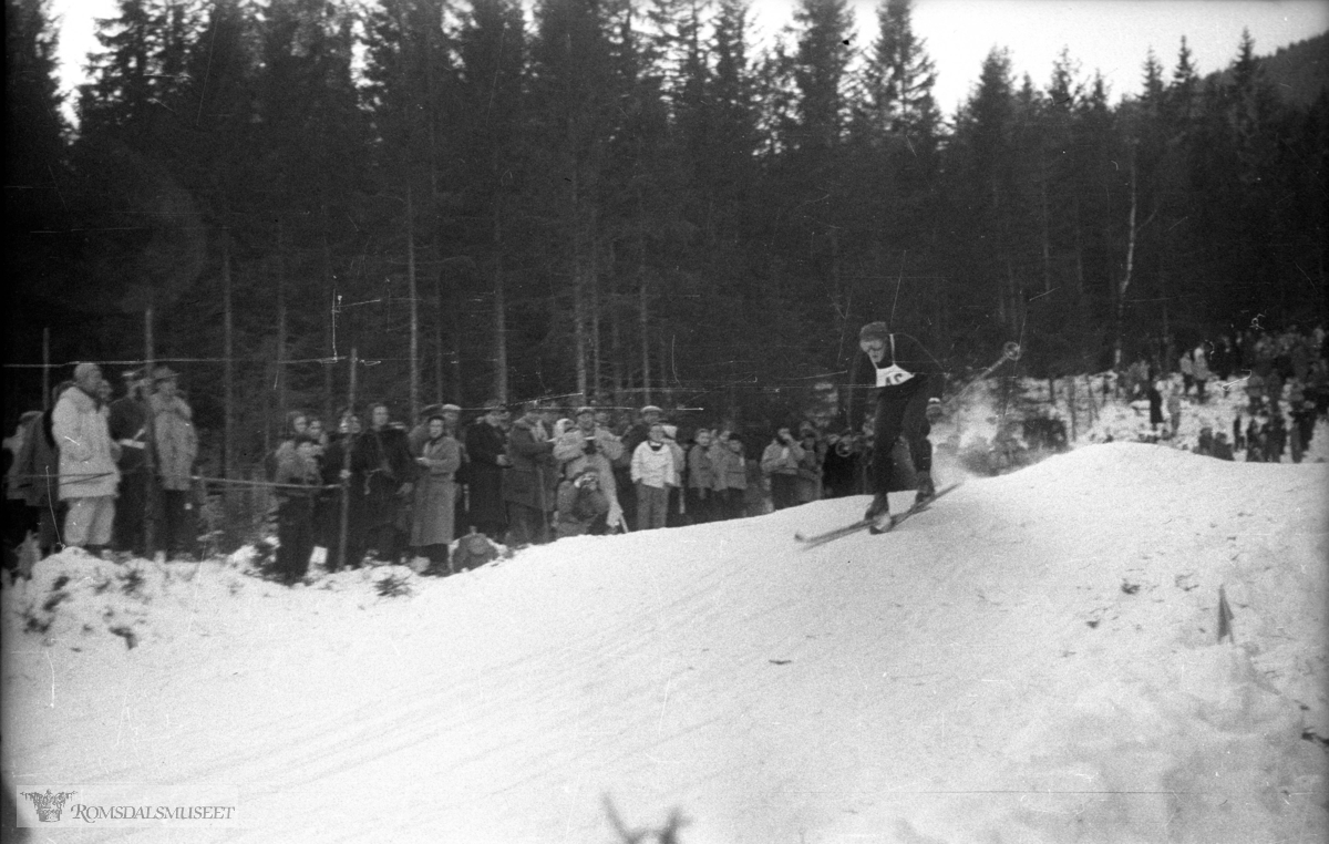 Alpint i Norefjell..Utforløypa fra Ol i Oslo, 1952. .(Filmbeholder 56689 datert 24/5-52) .