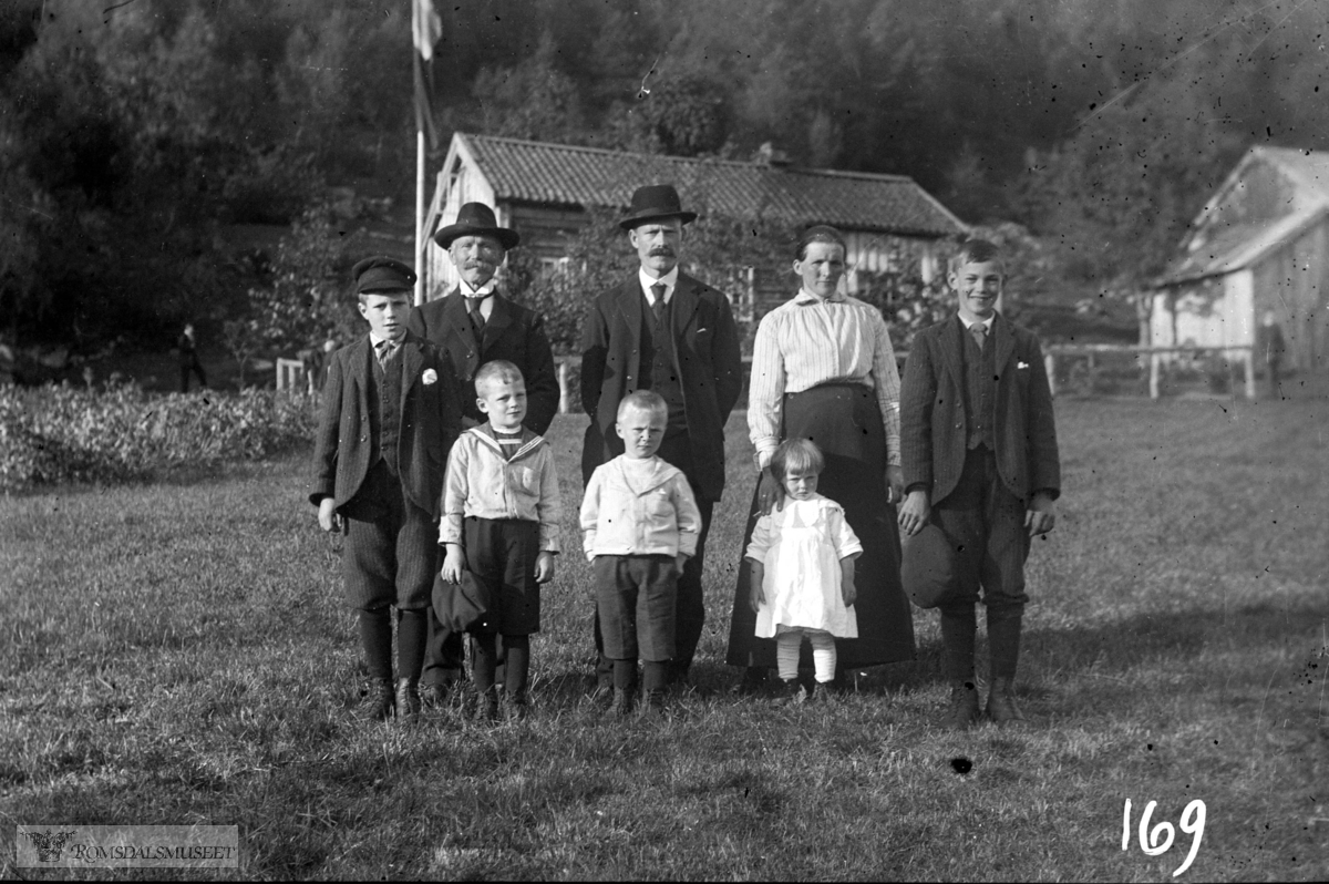 Folket i Knutgjerdet, Folket i Knutgjerdet har teke oppstilling framfor Midtgjerdet. Huset brann i 1928..(Sjå også 186)