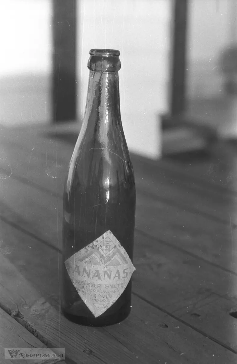 Ananas brusflaske fra Oskar Sylte`s Mineralvannfabrikk. .(Se Molde bys historie, bind 4)