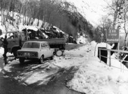 Uværs påske.Sogge bru ?."E69 i Romsdalsen er stengt".Bil med