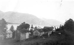 Vi ser husa på Sjølaupet fra baksida. .Mye av dette blir rev