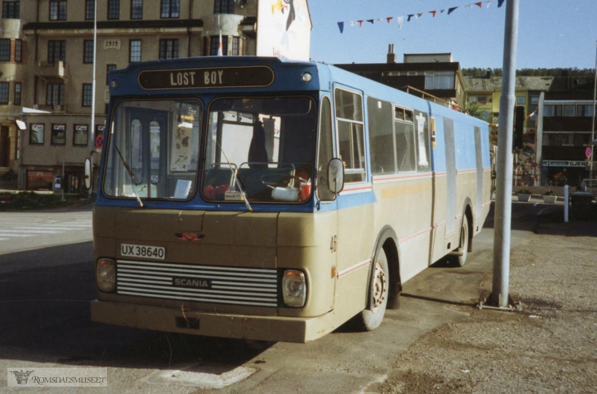 Denne bussen tilhørte opprinnelig Kristiansund-Oppdal Auto (KOA). Det er en Scania BF110 1970-modell med karosseri fra Kristiansund Lettmetall (VBK). Den ble opprinnelig registrert T-6046 med internnr. 46 som kan skimtes på framme på bussens venstre side. Bussen har 16 sitteplasser og ellers stort godsrom. På 1970-tallet gikk denne bussen i rute Sunndalsøra-Eidsvåg-Osmarka-Torvikbukt-Kristiansund. I 1992 ble den solgt og ble omregistrert til UX38640..(fra Oddbjørn Skjørsæter sine samlinger i Romsdalsarkivet)