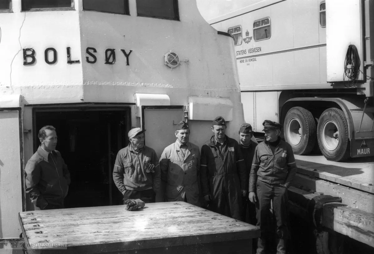 "Bolsøy" ved kai i Molde med mannskapet ombord..Mannskapet på bildet er personell fra Statens vegvesen i forbindelse med ombygging av "Bolsøy" til arbeidsbåten "Vølaren". MRF solgte "Bolsøy" til vegvesenet etter at den første bilferga ble satt inn på utasundssambandet i 1973.