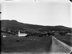 Eidsvåg med kirken sett fra Langset.