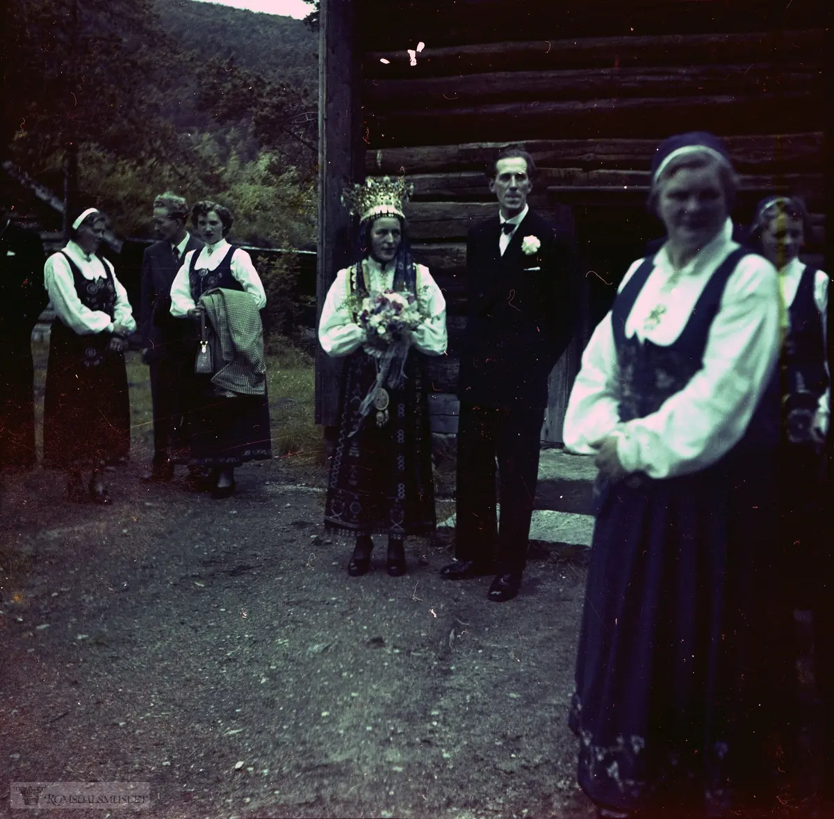 Bryllup i Kapellet på Romsdalsmuseet. .Brudeparet Leif B Mork f.1925 og Aslaug (fra Nordfjord).