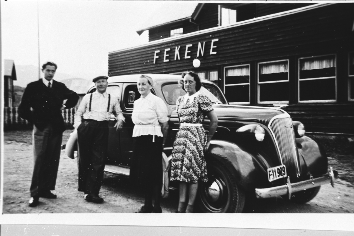 Gruppe. To menn, to kvinner. Kjole, skjørt, bluse og bil F-119 9
nr.2 frå v.Olav T. Berget med Chevrolet 1937 model.