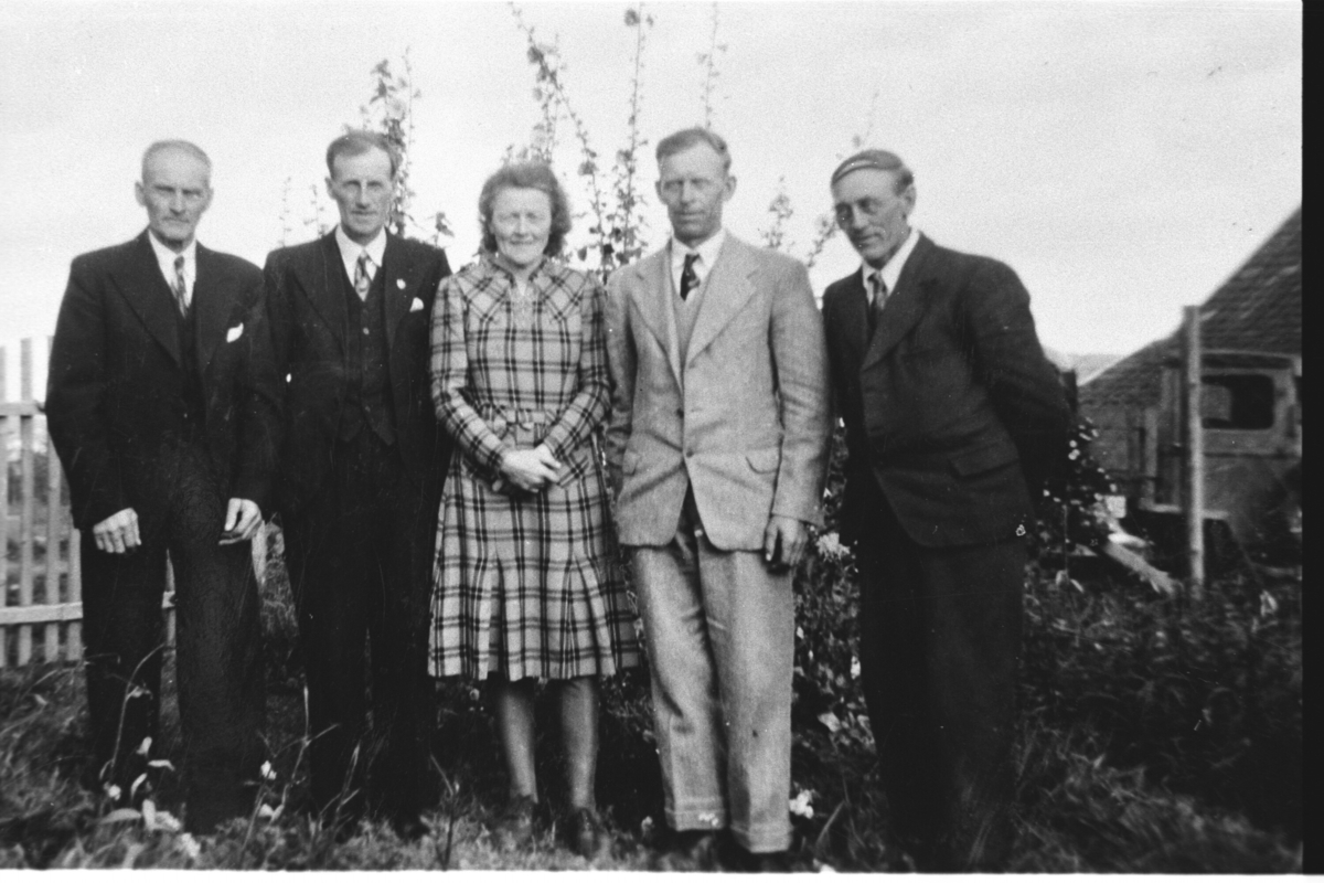 Gruppe,jakke,bukse og kjole.
Frå v.:Even Liahagen,Hermann Liahagen,Margit Liahagen Holden,Wigger Liahagen og Ola Liahagen.