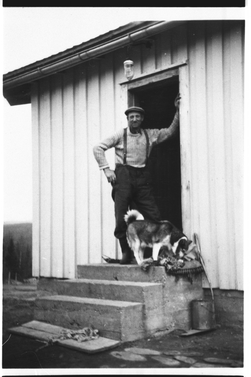 Ivar Smøttebråten på trappa med hunden Bella.