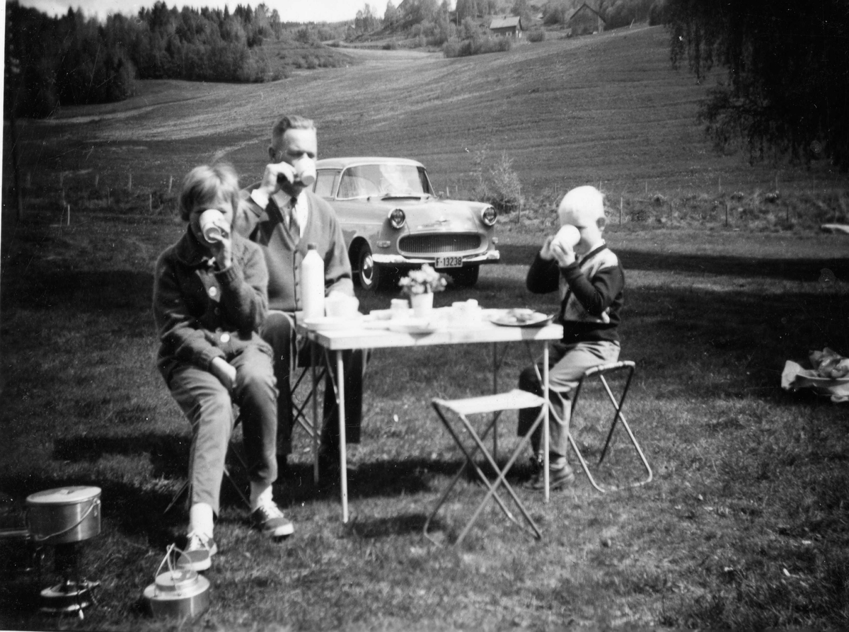 Campingtur i 1962,primus,kaffeljele,bord,stol og bil.
frå v.Toril,Olav og Arne Sevre.Bilen er Rekord P1 1958-1960