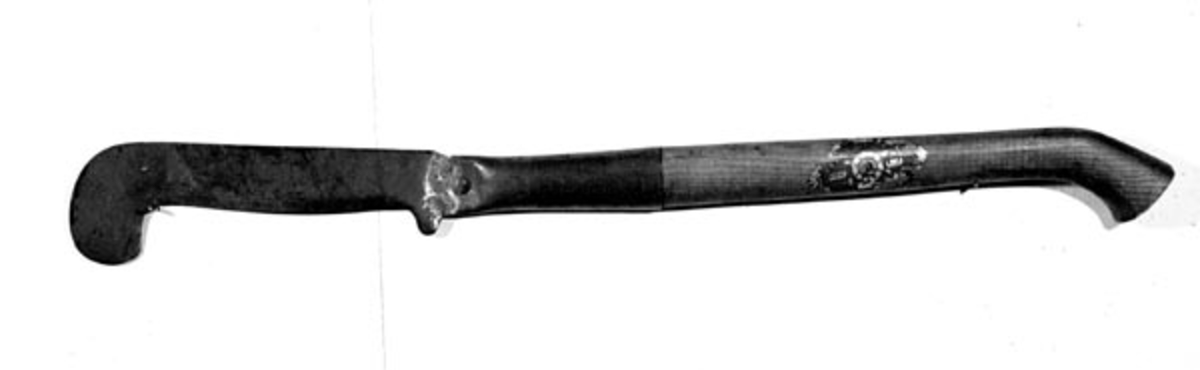 Rydningskniven er av svensk fabrikat A. B. Stridsberg & Biørck, Trollhettan. Skaftet er laget av ask, og det er krumt i enden. Skaftholk og blad er blåmalt. Kniven er konstruert av jägmastare Holger Wahlsteen, Waxsiø.