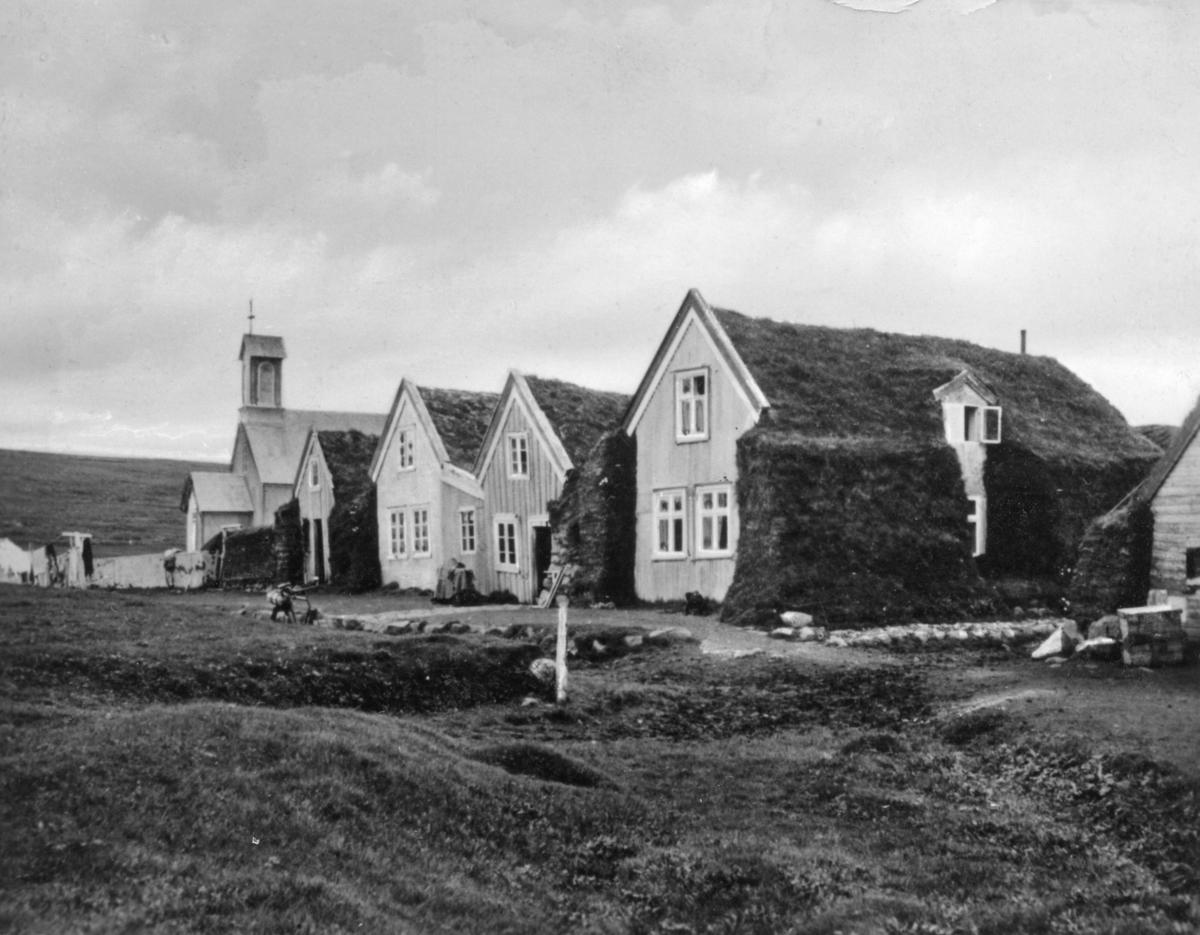 En kirke med småhus, trolig fra 330 skvadronens avdeling på Shetland.