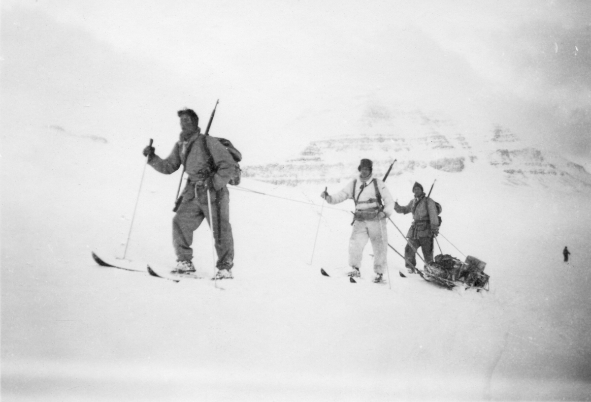 Soldater på utmarsj vinterstid. Fra 330 skvadronens avdeling på Island.