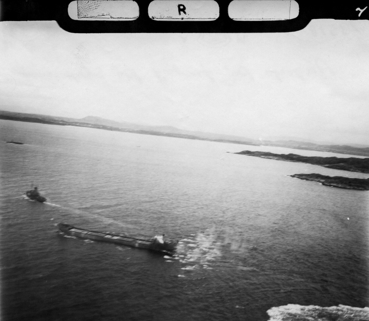 RAF angriper et tankskip og en lekter på norskekysten. Sted og tidspunkt ukjent.