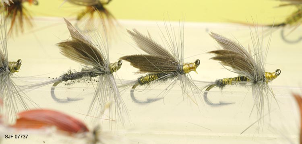 Tilstand: I forbindelse med omfototgrafering høsten 2002, oppdaget OT Ljøstad at enkelte av fluene i denne esken var totalt ødelagt av møllangrep.  Problemet må ses i sammenheng med at materialet har vært oppbevart i magasin C, der temperaturforholdene har passet møllen godt.  Fluene vil nå bli reingjort og flyttet til kjølerommet. 

Boksen inneholder ialt 76 fluer alle ant. tørrfluer. 2 stk har ekstra lange bein ant. navn: Daddy long legg. Tørrfluene virker på den måten at de flyter oppå vannet. Giveren har skrevet ei bok som heter "Isfiske" sammen med Knut Rom, boka ble utgitt i 1972. Giverens far var en ivrig sportsfisker og er gitt tittelen "Den fullendte sportsfisker". 