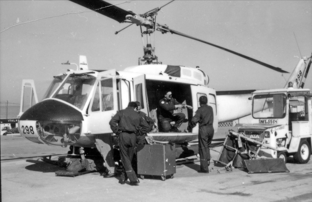 UNIFIL-Norair. "Norair" er ikke noen offisiell betegnelse, men ble "funnet opp" av kontingent I og forble slik. Etter nordmennene kom italienerne med Italair. Bildet viser et helikopter av typen Agusta Bell UH-1B.