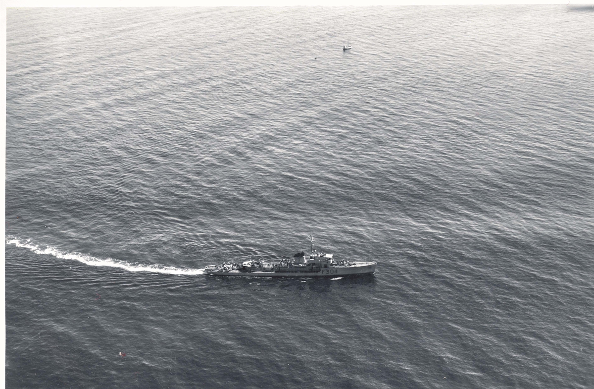 Motiv: Fregatten KNM "Balder" (F304) Luftfoto av styrbord bredside
