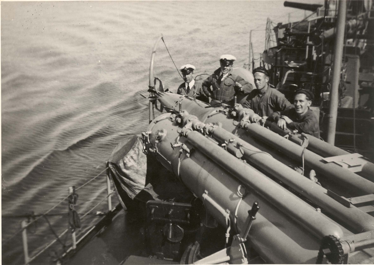 Jageren "Sleipner", klargjøring av torpedo.