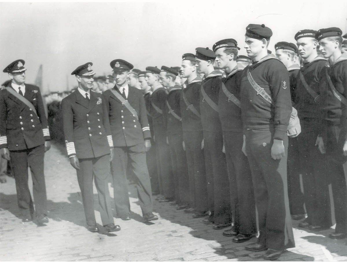 Jager, "Mansfield". Besetningen blir inspisert av H.M. King George VI under 2. VK. Lt Schau - som NK - presenterer. Til venstre Captain Alexander Henry Maxwell-Hyslop som sjef for jagerfjotiljen.