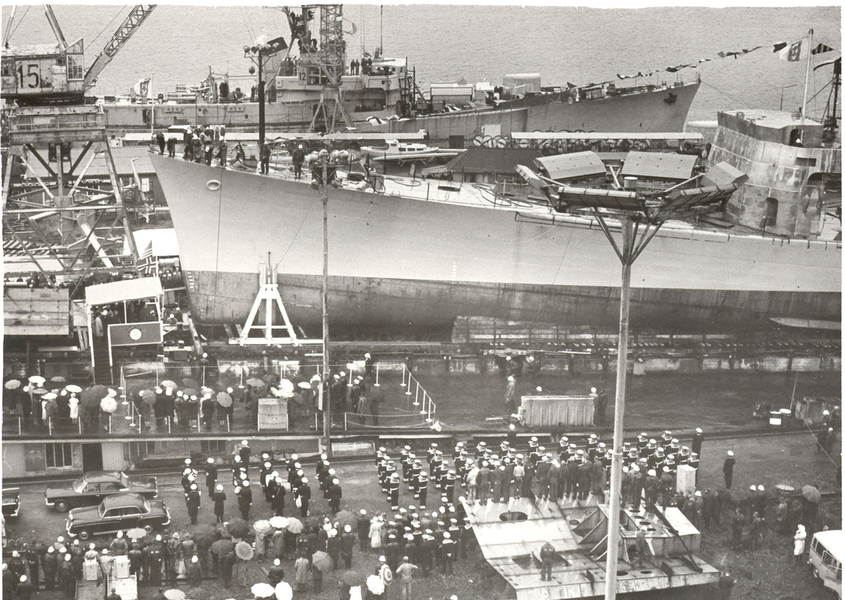 Sjøsetting og dåp av Oslo-kl. fregatt KNM "Bergen", 1965. Skip og tilstedeværende er klare for seremonien.
