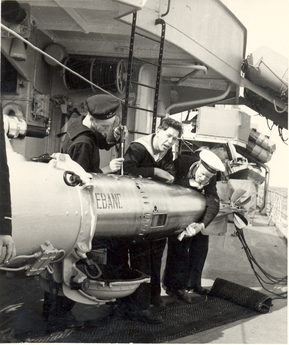 Fra livet ombord på en C-Klasse jager. Mannskapet arbeider med en torpedo på dekk.