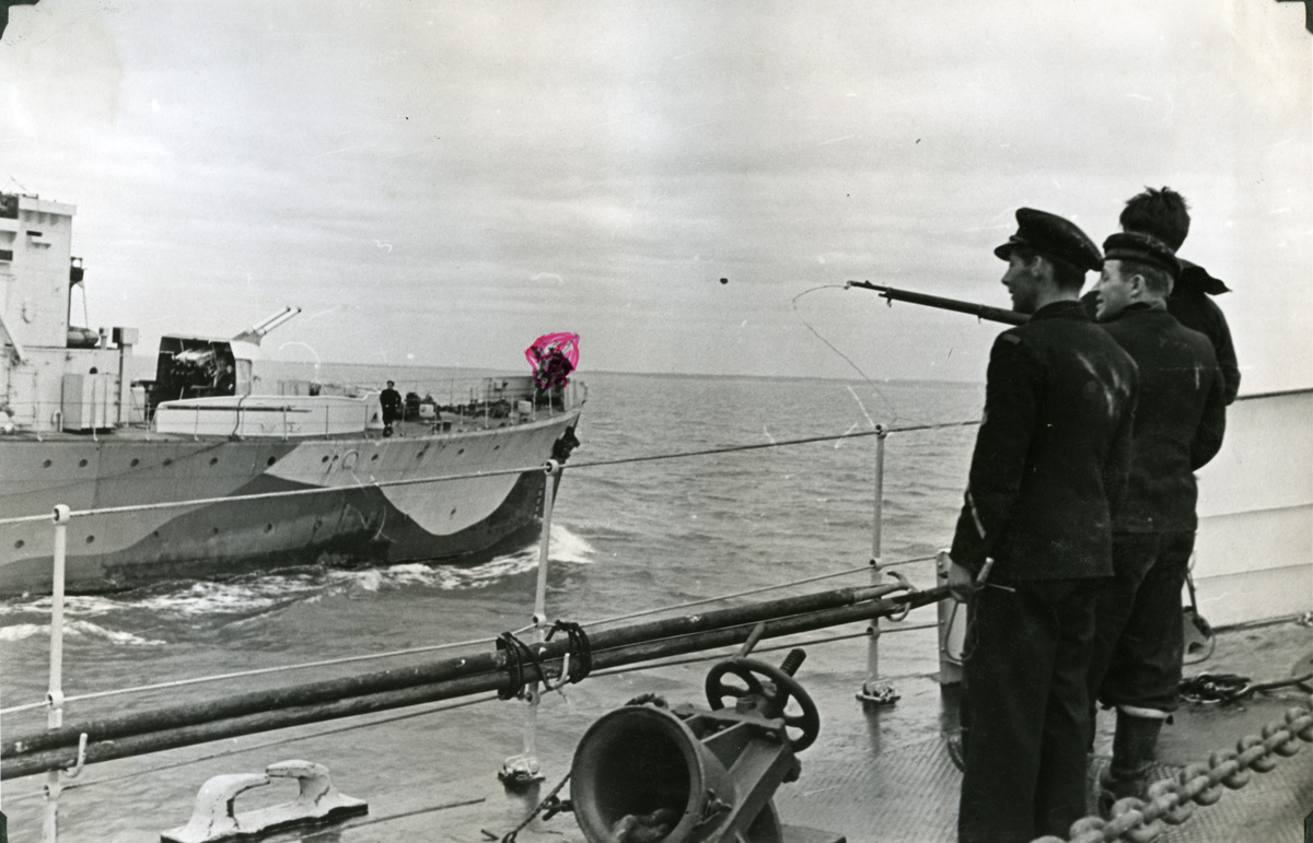 Album Glaisdale
H.Nor.M.S. "Glaisdale". Fotograf: Ltn. Holter.
Møte i Atlanterhavet mellom to Norske destroyere "Glaisdale" og "Eskdale".